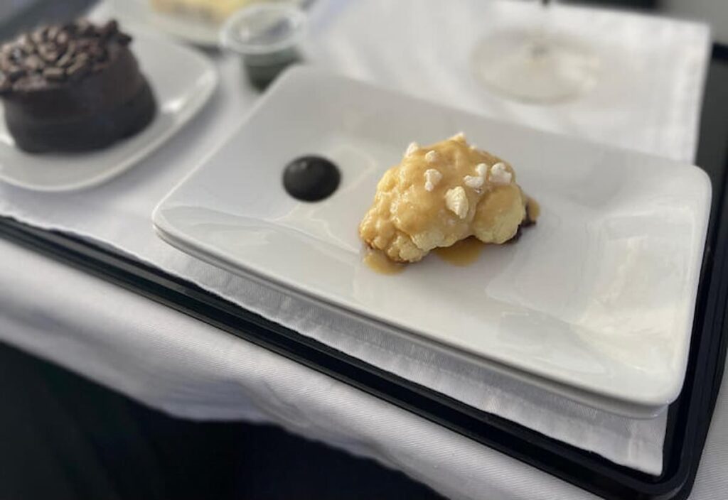 “Sono vegetariano”: e lui è morto in aereo dopo avere mangiato carne, la famiglia chiede i danni