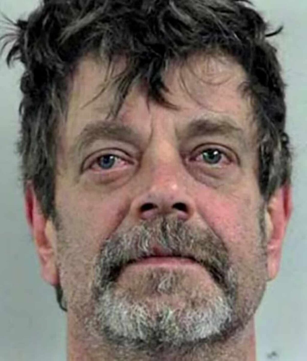 Un padre decapita il figlio tredicenne che ha trovato foto di lui che mangiava feci vestito da donna, nella foto Mark Redwine.