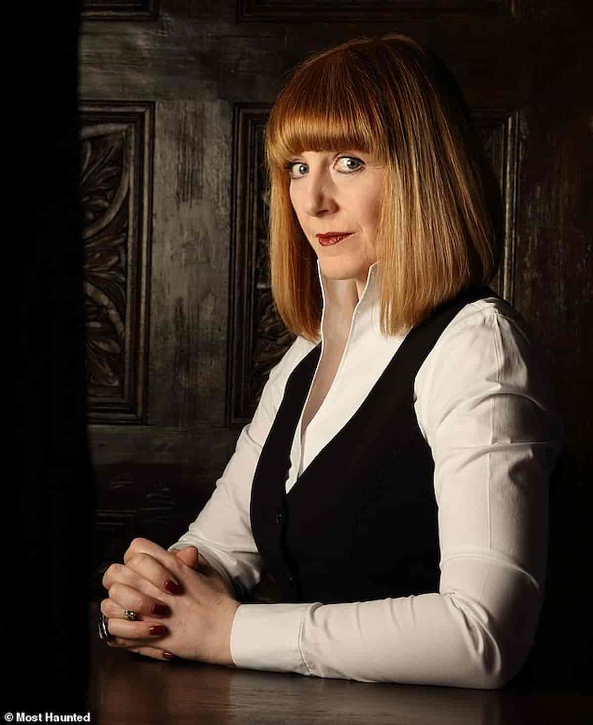 Una cacciatrice di fantasmi insegna come scoprire gli spettri in casa: chiedete gentilmente e se ne andranno, nella foto Yvette Fielding  