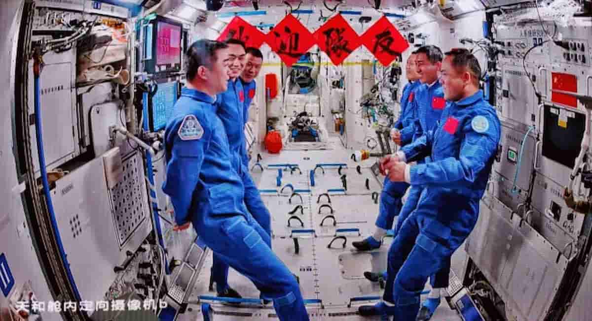 Nello spazio ci sono 200 mila detriti: navicella cinese colpita, emergenza per i tre astronauti, nella foto astronauti cinesi in conversazione 