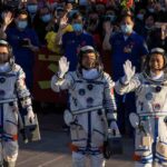 Nello spazio ci sono 200 mila detriti: navicella cinese colpita, emergenza per i tre astronauti (nella foto)