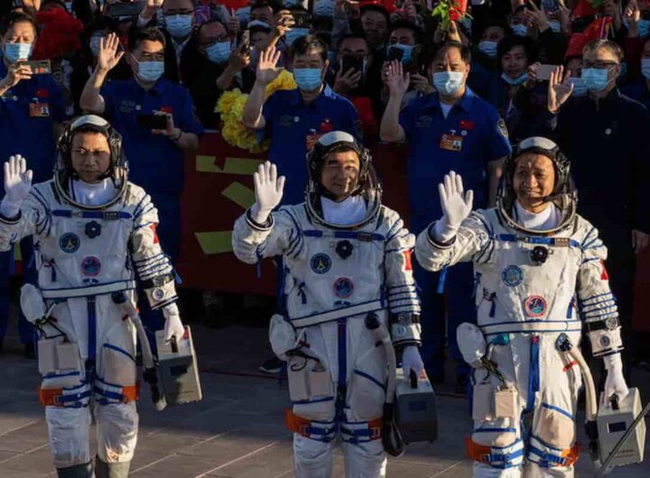 Nello spazio ci sono 200 mila detriti: navicella cinese colpita, emergenza per i tre astronauti (nella foto)