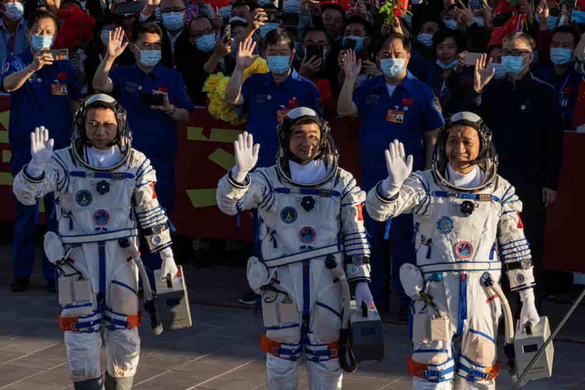 Nello spazio ci sono 200 mila detriti: navicella cinese colpita, emergenza per i tre astronauti