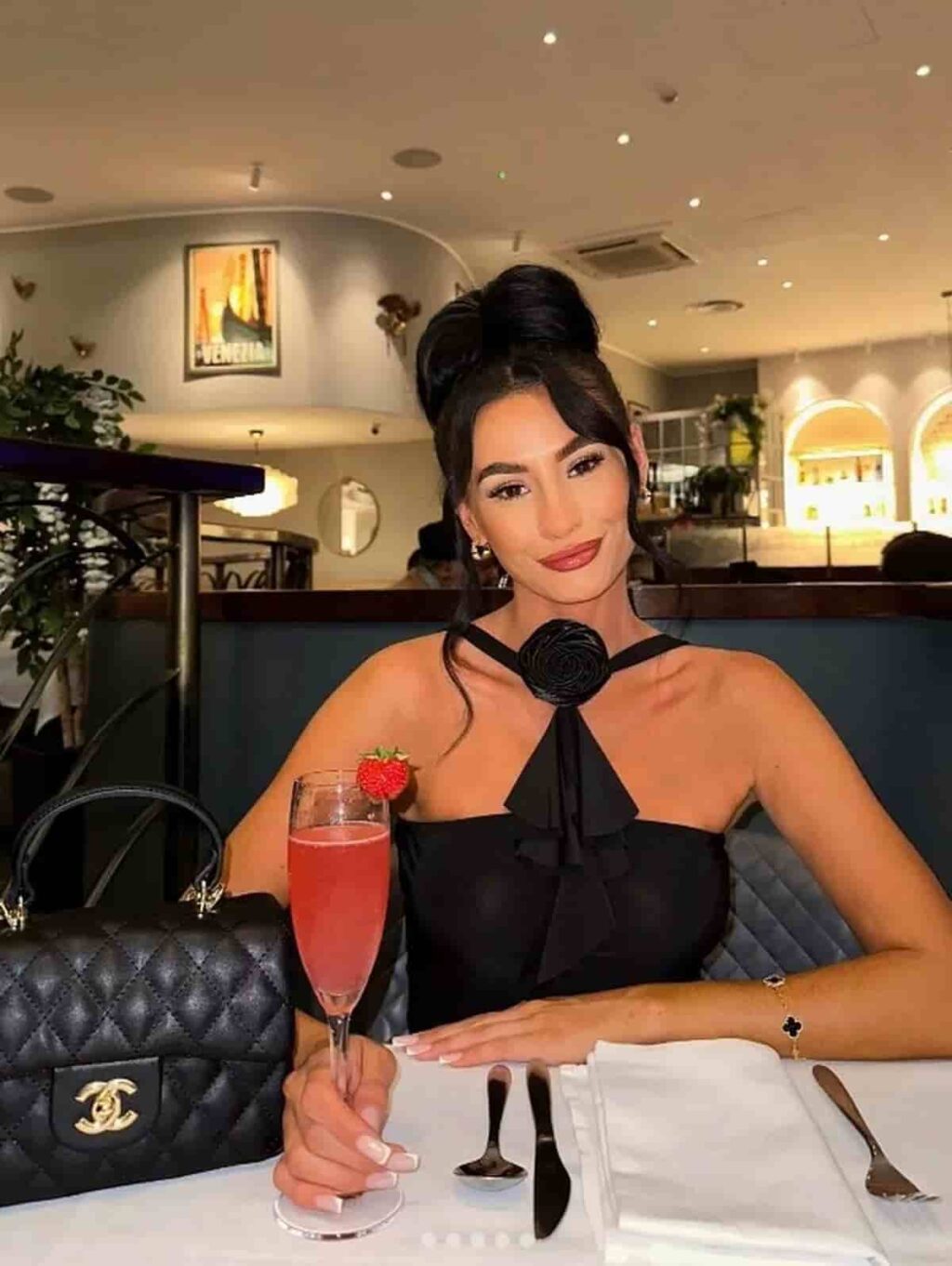 Influencer di TikTok ha finto un cancro, ha fatto tanti soldi ma è stata smascherata: “Ero depressa”