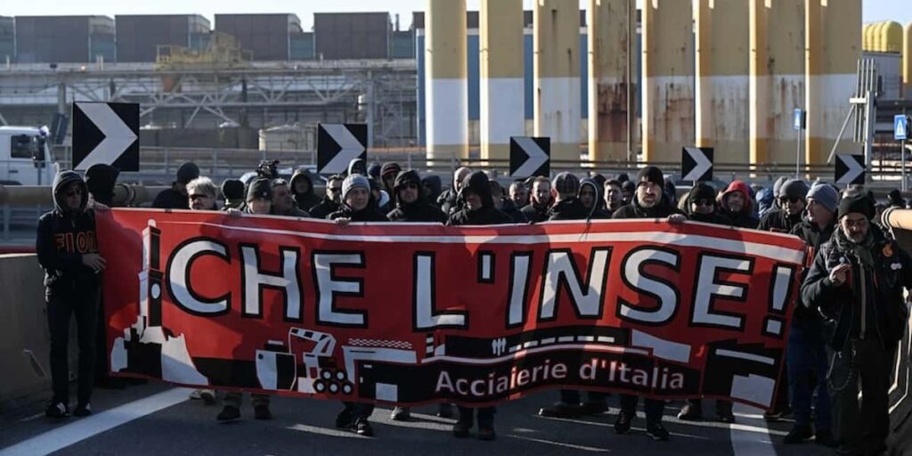 Silvia Salis, tempesta perfetta, Genova in subbuglio: amore negli asili, operai al posto del presepe in municipio, nella foto corteo di operai ilva