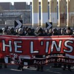 Silvia Salis, tempesta perfetta, Genova in subbuglio: amore negli asili, operai al posto del presepe in municipio, nella foto corteo di operai ilva