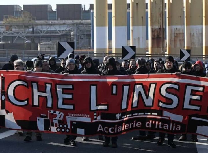 Silvia Salis, tempesta perfetta, Genova in subbuglio: amore negli asili, operai al posto del presepe in municipio, nella foto corteo di operai ilva