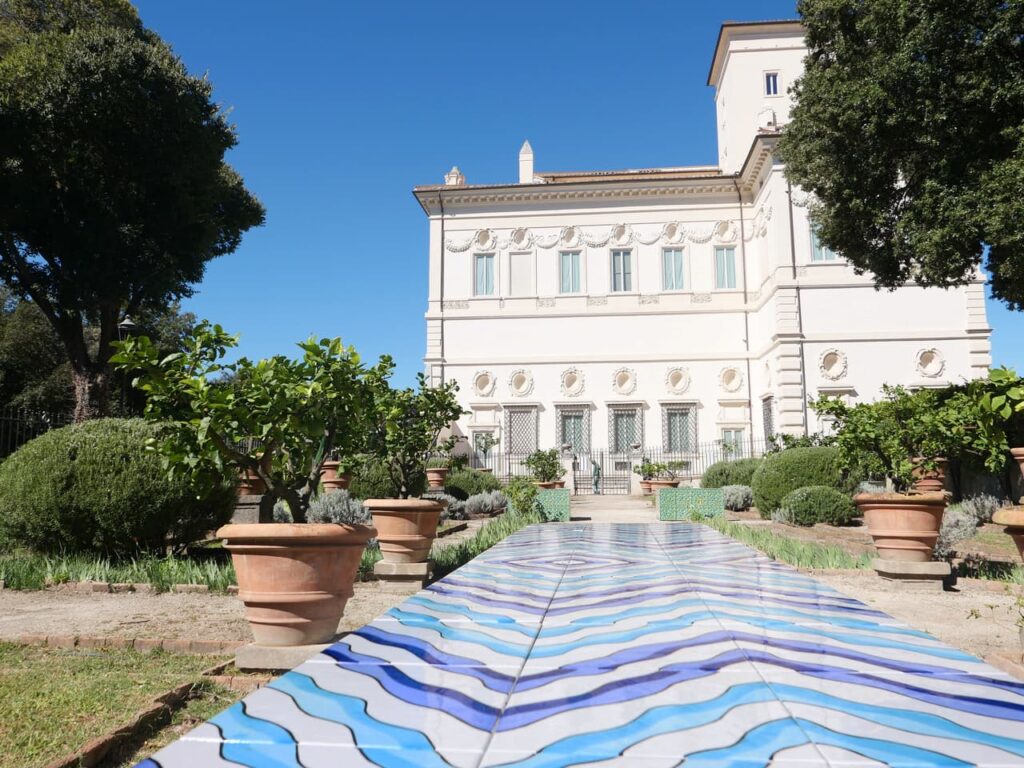 Nel giardino segreto dei Melangoli a Villa Borghese installazione Sartogo che ci porta al Cardinal Scipione