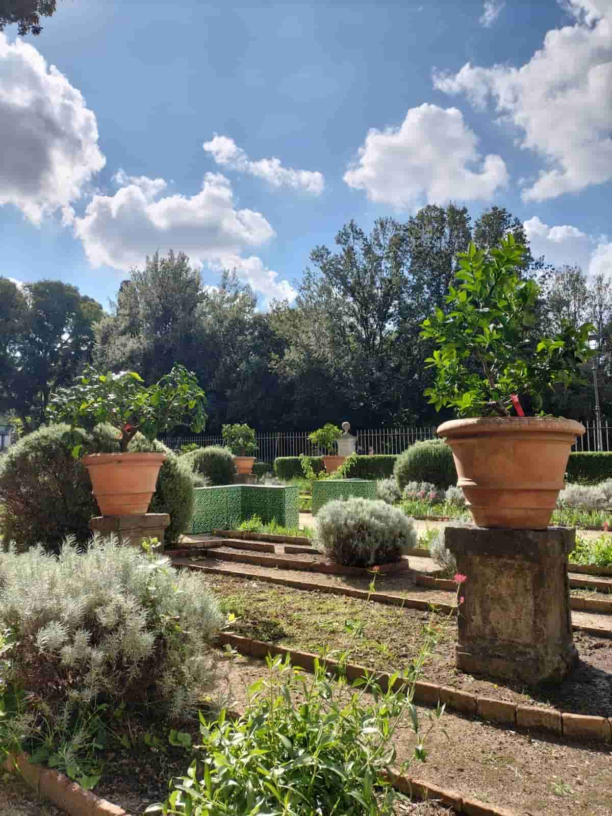 Nel giardino segreto dei Melangoli a Villa Borghese installazione Sartogo che ci porta al Cardinal Scipione