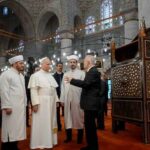 Papa Leone in Libano: quarta giornata del viaggio apostolico, a Beirut, nel pomeriggio, accoglienza calorosa, nella foto Papa Leone in visita alla Moschea Blu di Istanbul
