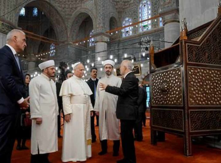Papa Leone in Libano: quarta giornata del viaggio apostolico, a Beirut, nel pomeriggio, accoglienza calorosa, nella foto Papa Leone in visita alla Moschea Blu di Istanbul