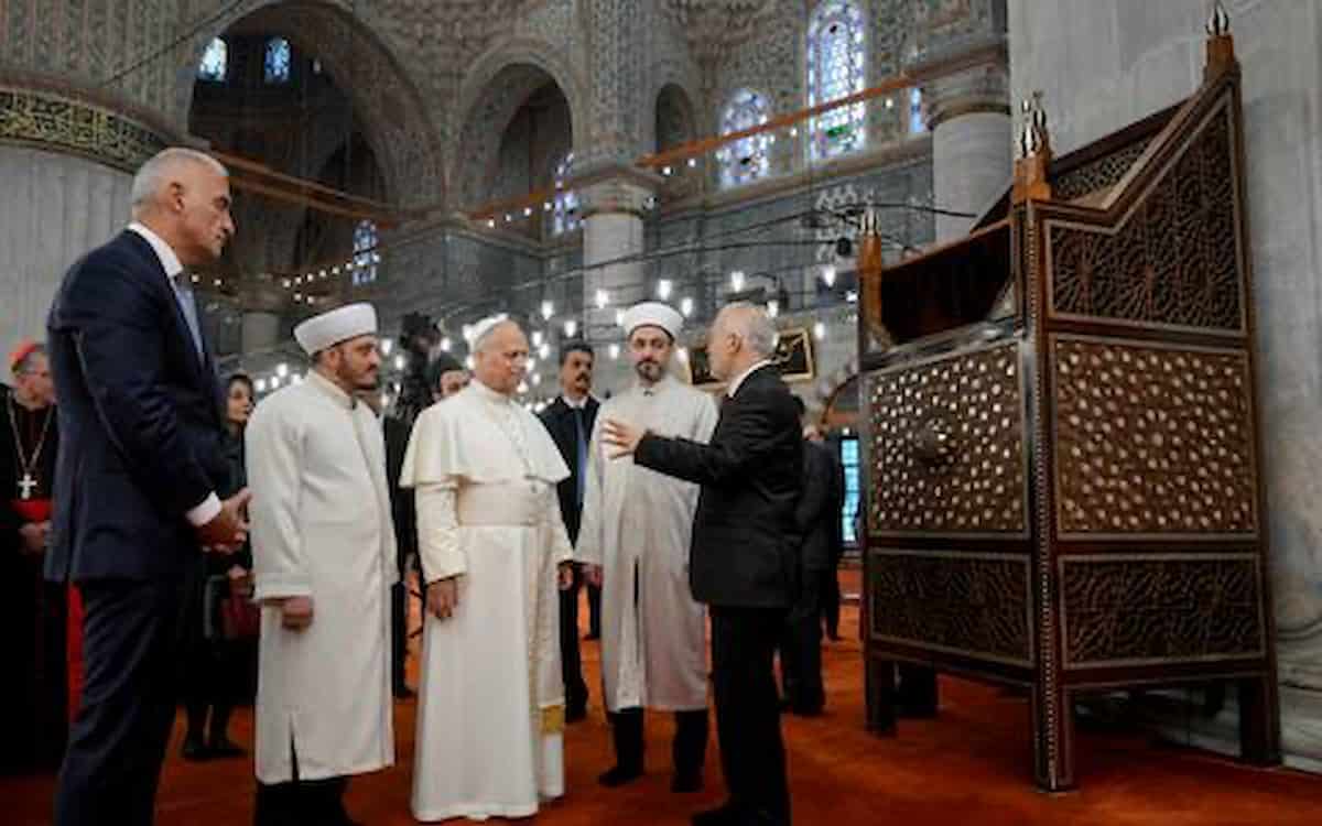 Papa Leone in Libano: quarta giornata del viaggio apostolico, a Beirut, nel pomeriggio, accoglienza calorosa, nella foto Papa Leone in visita alla Moschea Blu di Istanbul