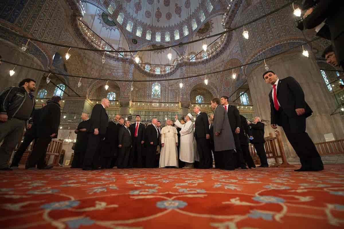 Terza giornata di Papa Leone in Turchia con la visita alla Moschea Blu di Istanbul
