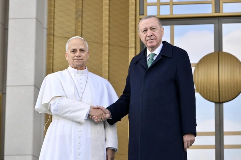 La mano tesa dal mondo islamico all’occidente cristiano e speranza dí pace ma i dubbi e i rischi sono tanti, nella foto il Papa con Erdogan