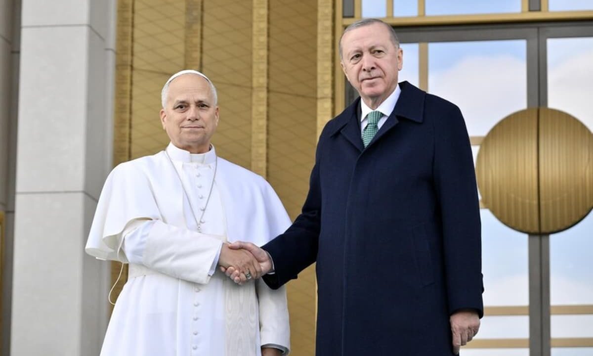 La mano tesa dal mondo islamico all’occidente cristiano e speranza dí pace ma i dubbi e i rischi sono tanti, nella foto il Papa con Erdogan