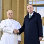 Papa Leone in Libano: quarta giornata del viaggio apostolico, a Beirut, nel pomeriggio, accoglienza calorosa, nella foto il Papa con Erdogan