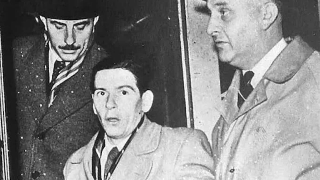 La tragedia che portò alla fine della pena di morte: impiccato per i delitti del vicino, nella foto Timoty fra due poliziotti