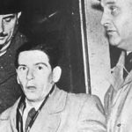 La tragedia che portò alla fine della pena di morte: impiccato per i delitti del vicino, nella foto Timoty fra due poliziotti