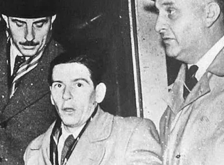 La tragedia che portò alla fine della pena di morte: impiccato per i delitti del vicino, nella foto Timoty fra due poliziotti