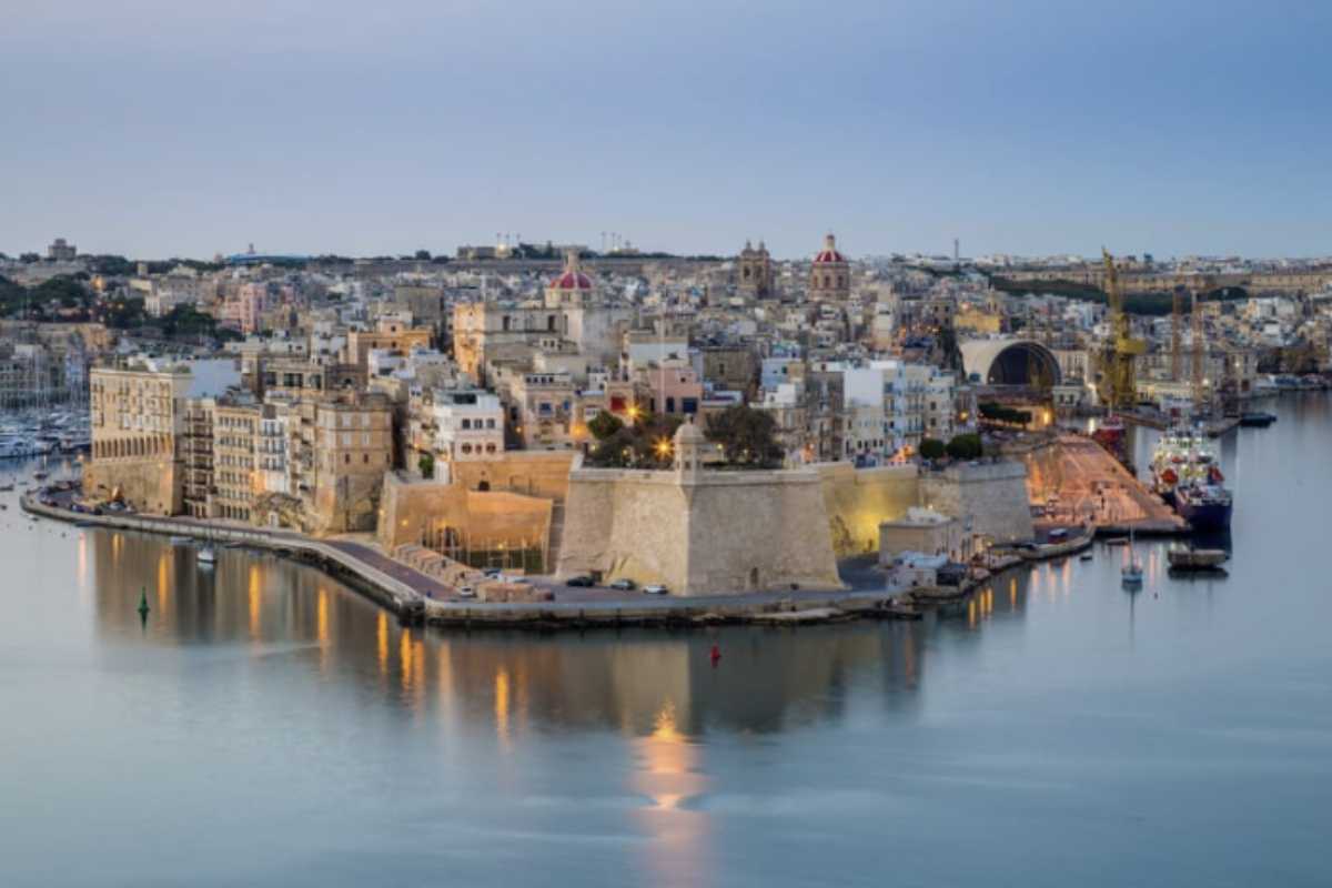 Paesaggio da sogno e pochi abitanti: è la migliore città d’Europa ed è a due passi dall’Italia