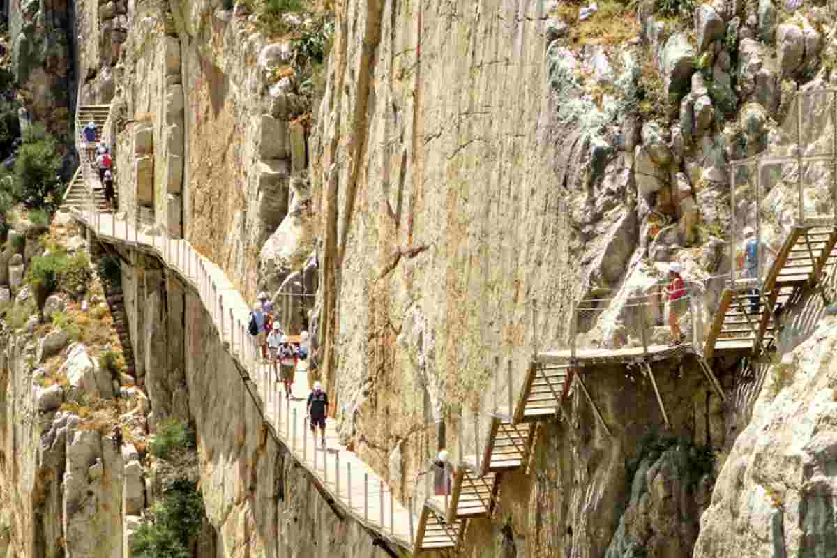 Il Caminito del Rey non è solo un percorso escursionistico, ma rappresenta una porta d’accesso privilegiata alle meraviglie dell’Andalusia.