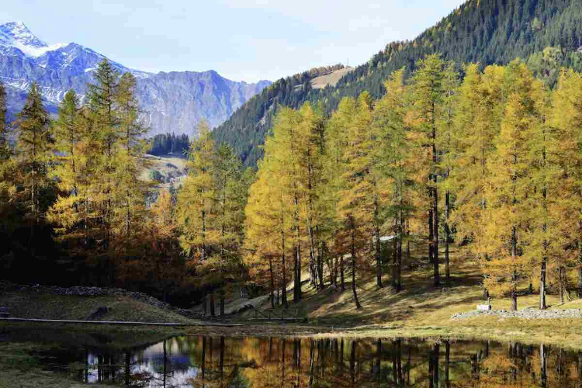 In Lombardia, c’è un lago nascosto che è il luogo più magico per le passeggiate