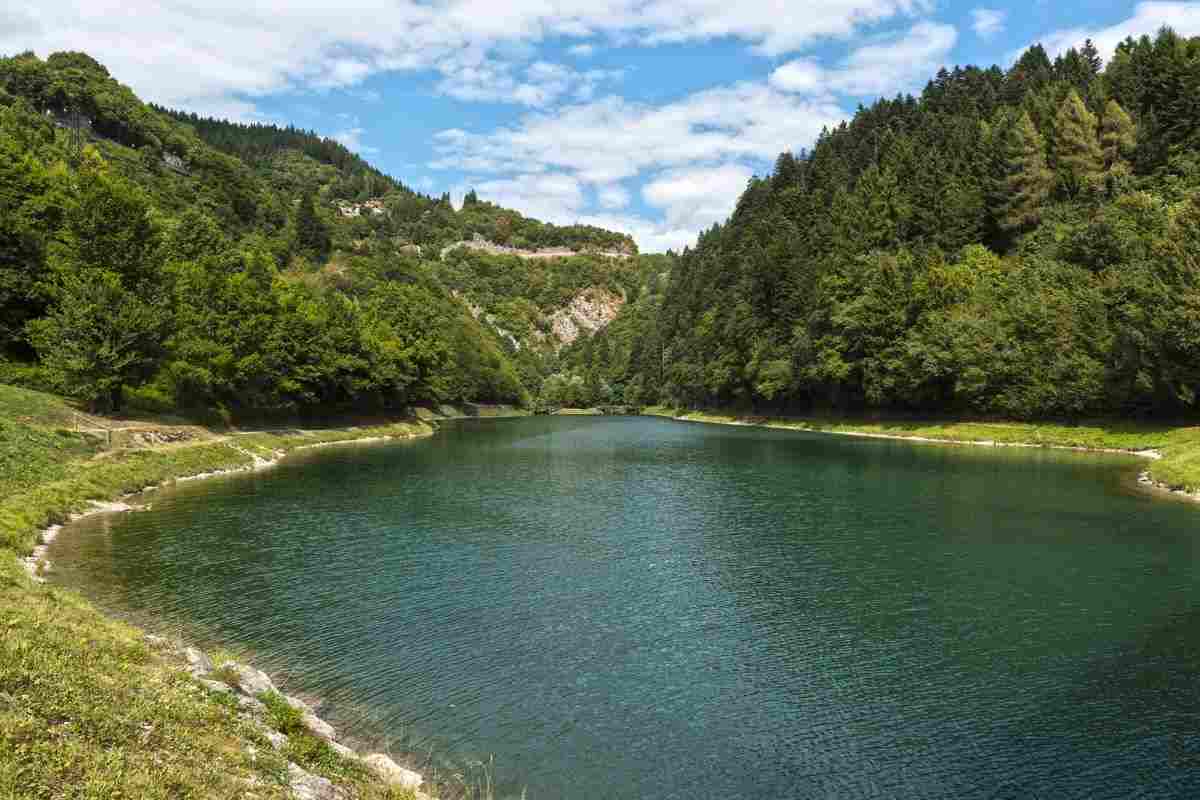 Il lago più bello d’Italia, tra montagne di luce e panorami da sogno: sembra un dipinto ad olio
