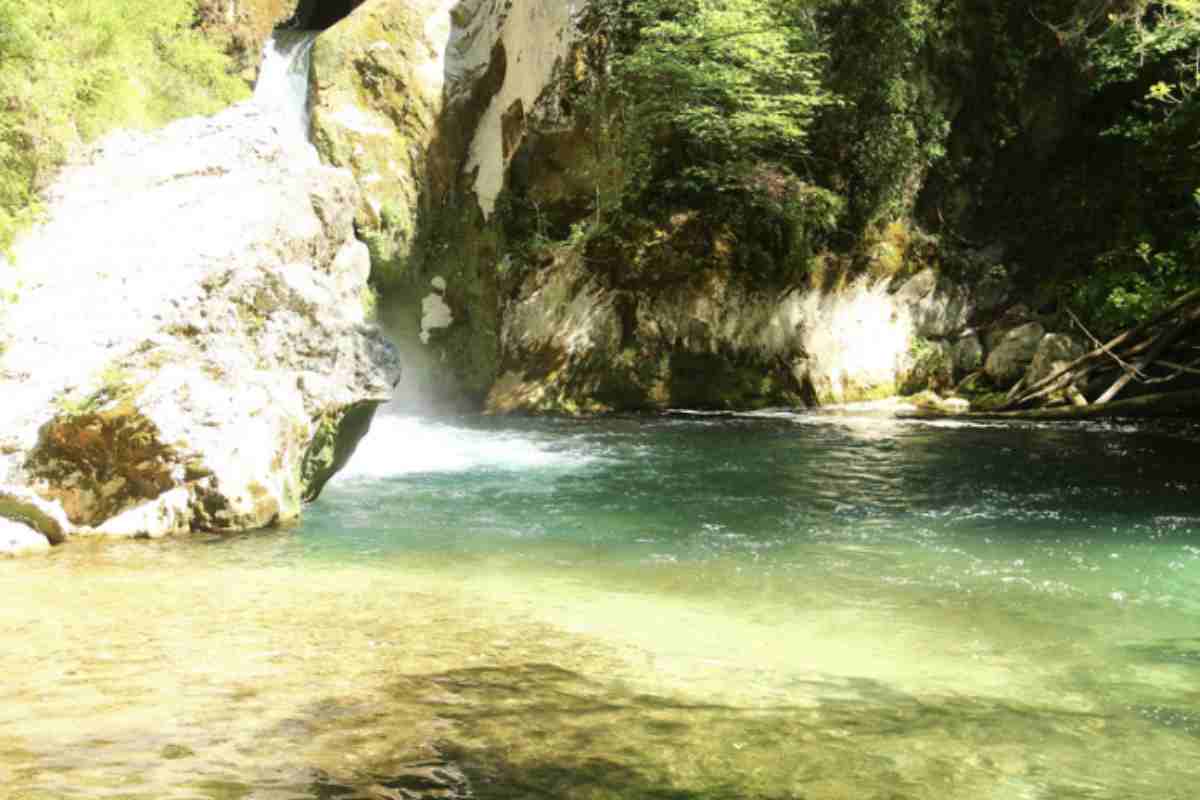 Situato tra Subiaco e i celebri monasteri benedettini, il Lago di San Benedetto è una meta perfetta per chi desidera una giornata di relax