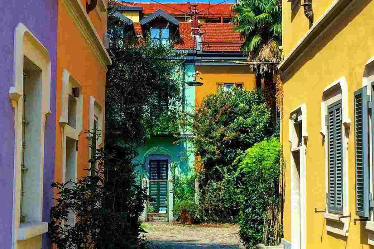 Sembra Burano, ma è vicino Milano: il borgo colorato e segreto che in pochi conoscono