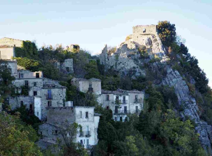 Questo angolo di Abruzzo conserva numerosi elementi che raccontano le vicende storiche e culturali del luogo.