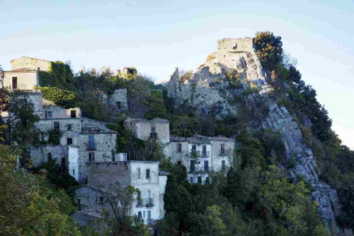 Il borgo incastonato nella roccia: silenzi e viste mozzafiato, qui scopri l’Abruzzo autentico