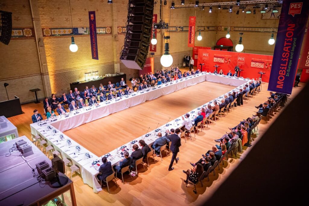 Numerose persone sedute a un tavolo. Congresso 2025 del PSE