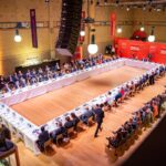 Numerose persone sedute a un tavolo. Congresso 2025 del PSE