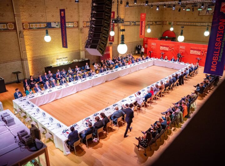 Numerose persone sedute a un tavolo. Congresso 2025 del PSE