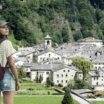 Situata nella Val Poschiavo, a pochi chilometri da Tirano e dal confine italiano, la cittadina si distingue per essere una delle rare