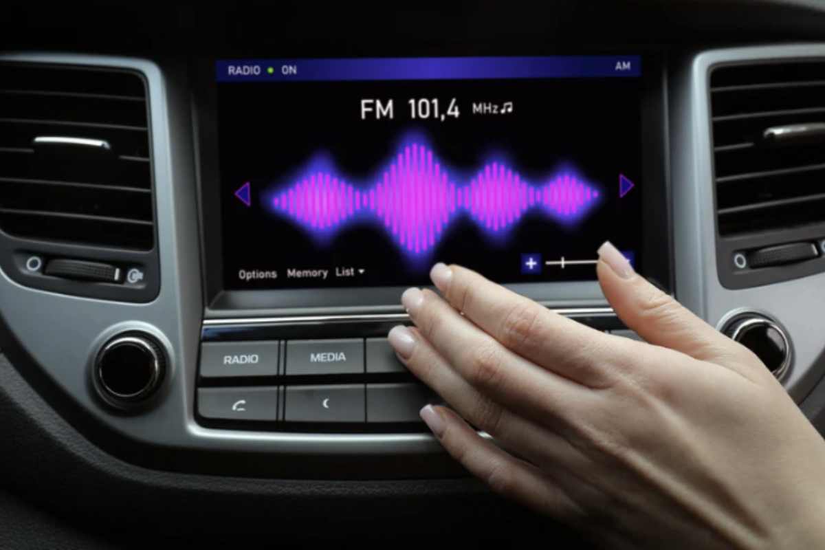 Volume al massimo in auto? La musica ti costa multe salatissime: ecco cosa rischi