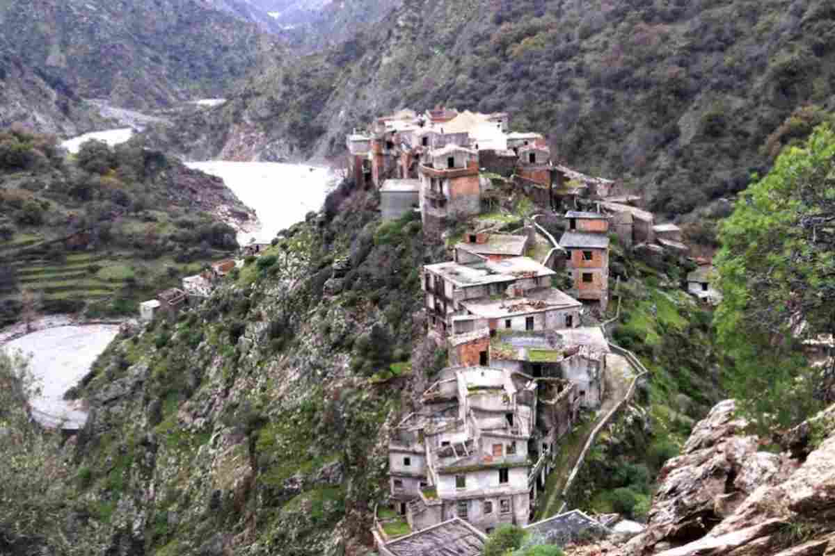 Il Comune di Roghudi, che nel 2025 conta circa 903 abitanti distribuiti principalmente nell’area costiera a valle, mantiene viva