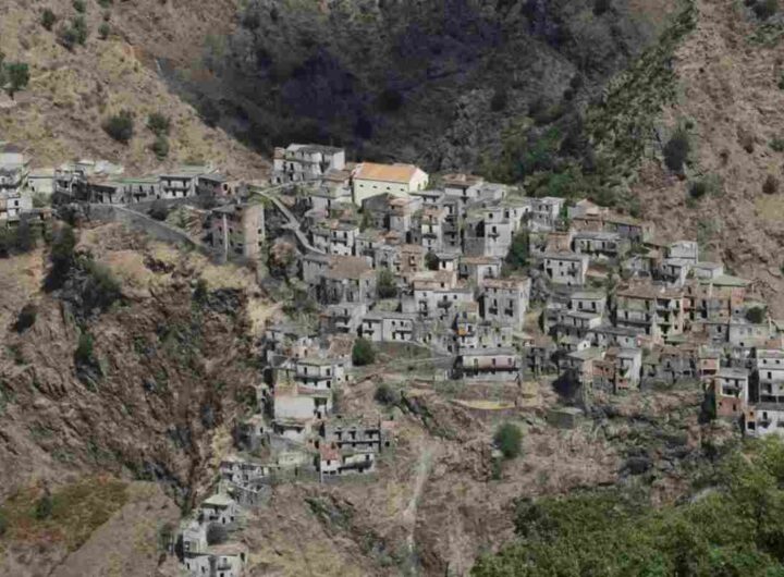 Le vicende di questo antico insediamento greco-calabro, oggi disabitato, rappresentano un capitolo emblematico della storia e dell’identità della Calabria greca,
