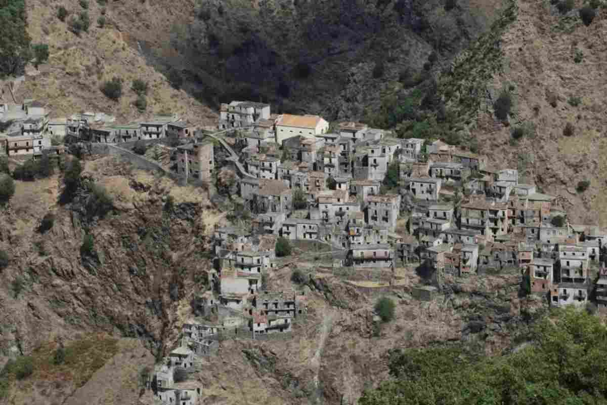 Il paese fantasma raggiungibile solo a piedi dove il tempo si è fermato: qui trovi la vera pace dimenticata