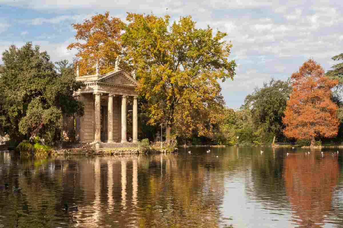 Atmosfere d’altri tempi, il set romano che sembra uscito da Orgoglio e Pregiudizio: è adorabile