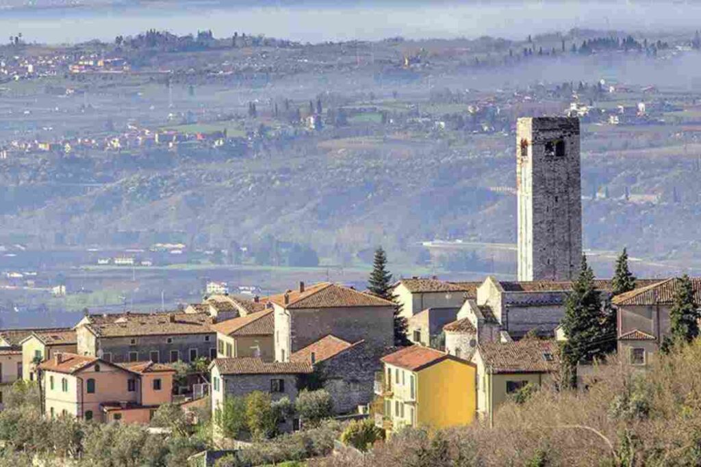 Questo borgo, insignito del titolo de I Borghi più belli d’Italia, rappresenta una meta imperdibile per gli appassionati di storia