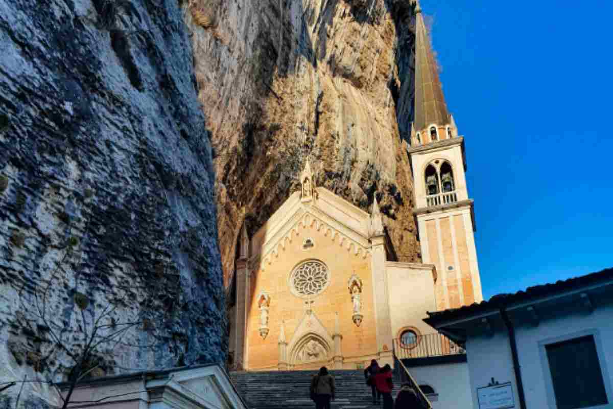 Sembra sospeso nel nulla, attaccato al fianco della montagna: un posto mistico e spettacolare da visitare questo inverno