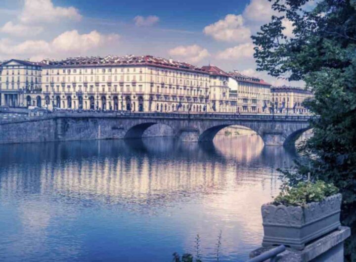 Una città dal fascino senza tempo situata a poco più di un’ora da Milano, continua a essere riconosciuta come la “Piccola Parigi italiana”