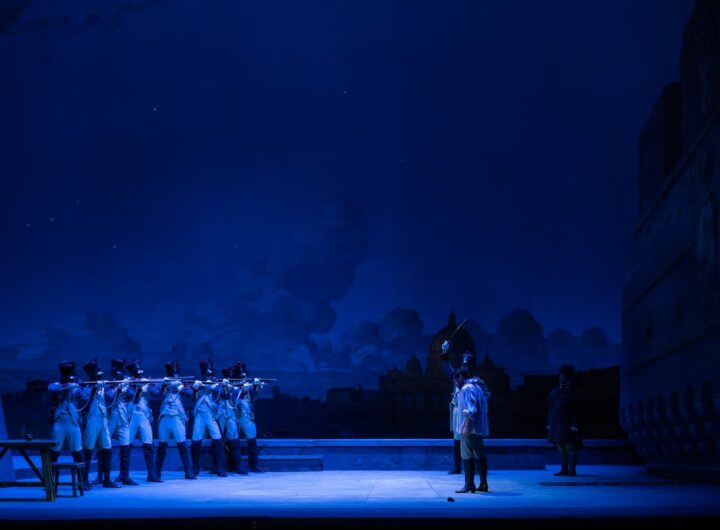 Tosca di Puccini- Plotone di esecuzione punta i fucili contro il condannato