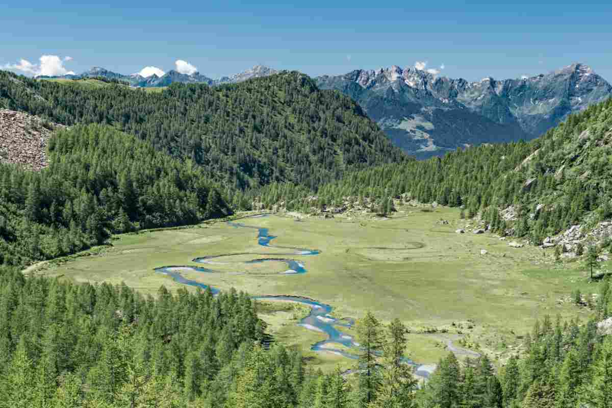 La California italiana, un paradiso nascosto tra fiumi e montagne dorate: la meta perfetta per chi ama il trekking
