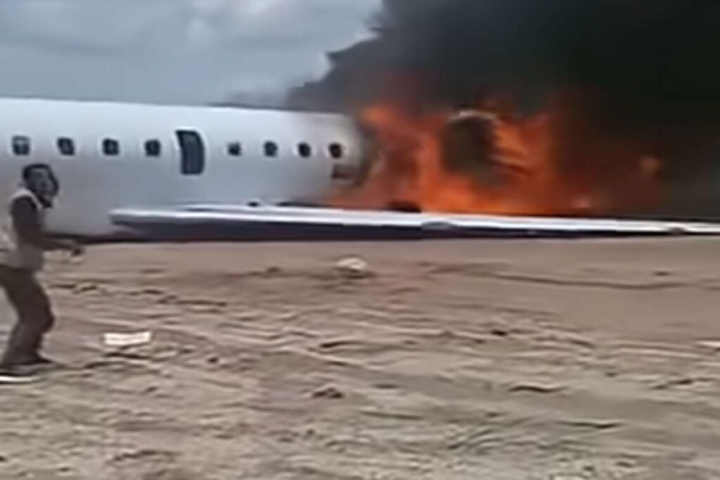 Congo, aereo in avaria atterra e prende fuoco