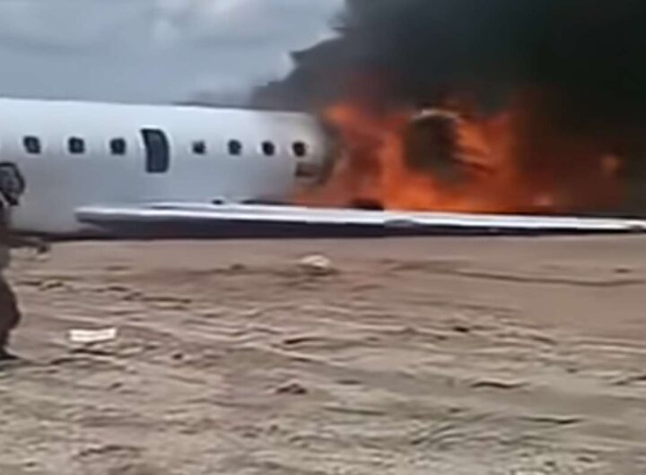 Congo, aereo in avaria atterra e prende fuoco