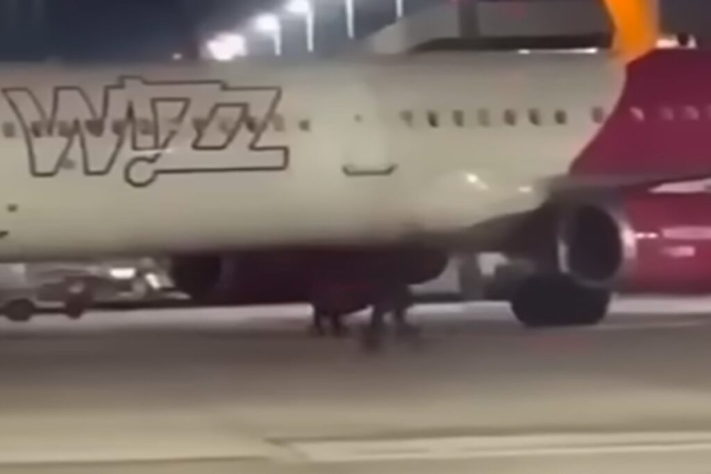 Il video dei due passeggeri in ritardo che entrano in pista e provano ad inseguire un aereo