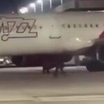 Il video dei due passeggeri in ritardo che entrano in pista e provano ad inseguire un aereo