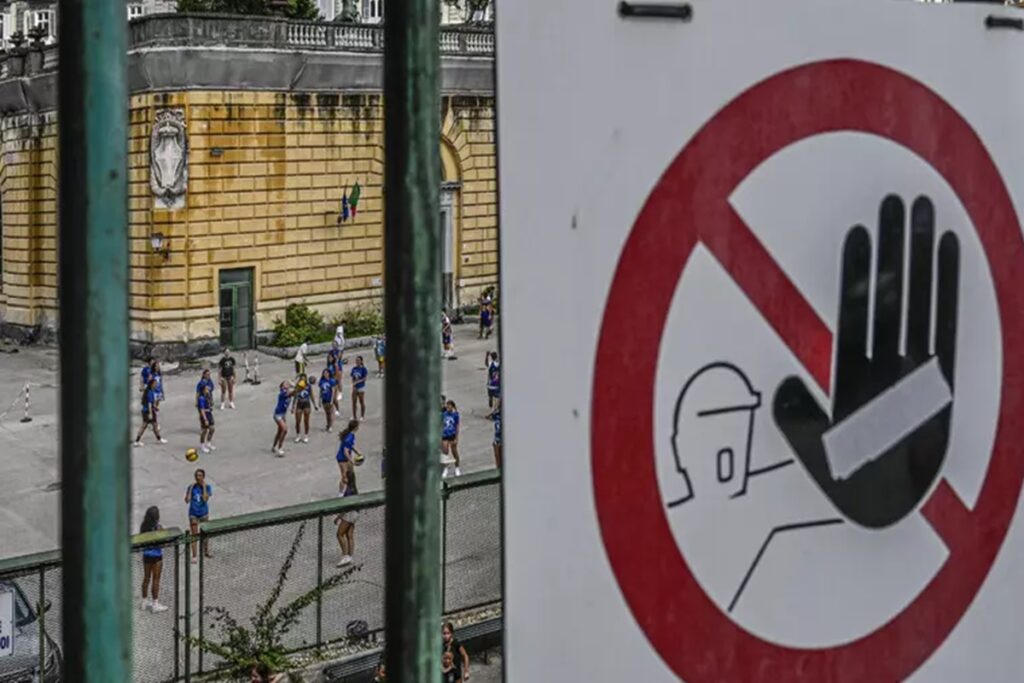 Un cartello stradale